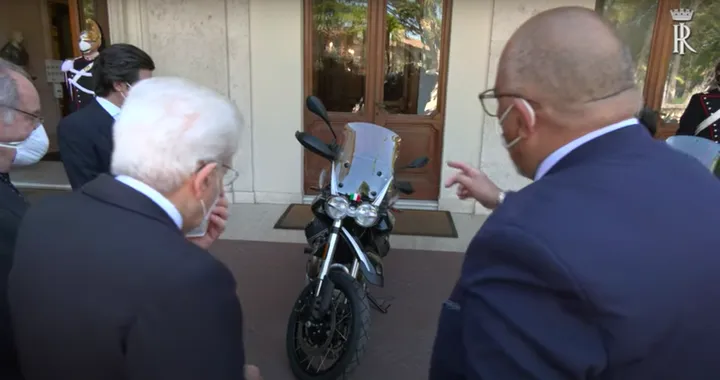 Due Moto Guzzi V85TT presentate a Sergio Mattarella