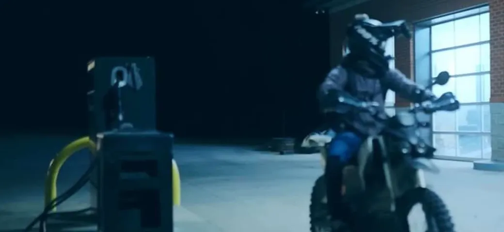 Silenziosa e letale: la moto elettrica che sembra un ninja della notte