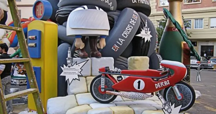 Foto del giorno: opere a due ruote a Las Fallas di Valencia