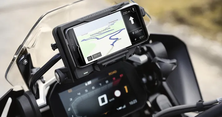 BMW Motorrad ConnectedRide Cradle: lo smartphone diventa navigatore