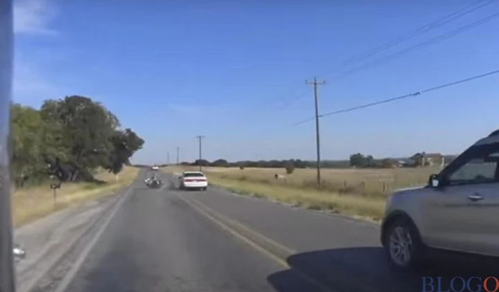 Auto sbanda e sperona un motociclista [Video]