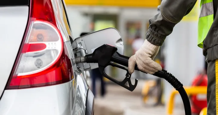 Impazza la truffa dei 5 euro ai distributori di benzina: come proteggersi