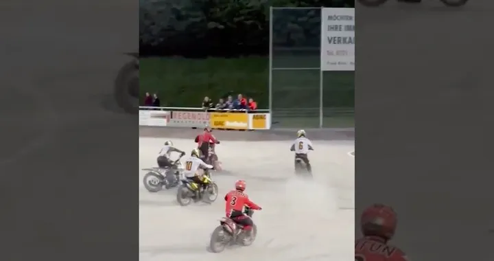 Calcetto o giro in moto? Entrambi, grazie! Ecco il video virale