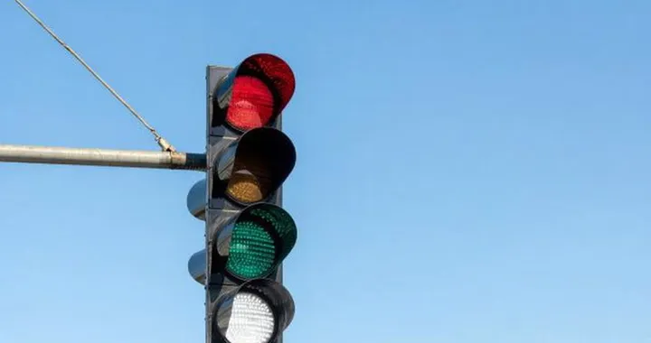 Roma testa il semaforo con luce bianca: a cosa serve e come funziona