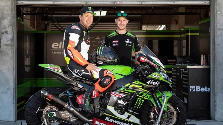 WSBK, la stella del cross Jeremy McGrath prova la Kawasaki di Johnny Rea