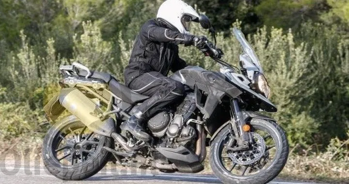 Triumph Explorer 1200 2016: sospensioni elettroniche confermate
