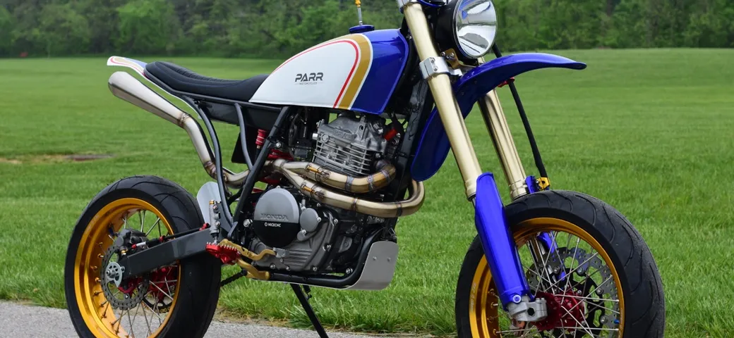 Honda XR650L Retromotard: quando la custom incontra il mito Rothmans