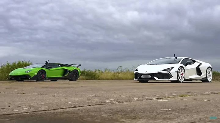 Lamborghini Revuelto vs Aventador SVJ: drag race taurina | Video