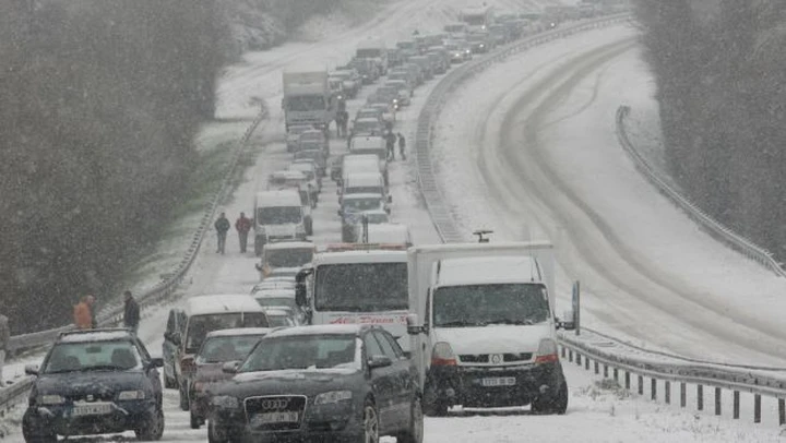 6 consigli utili se siete bloccati in auto sotto la neve