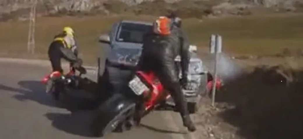 Video Epic Fail: automobilista incapace investe tre moto di fila