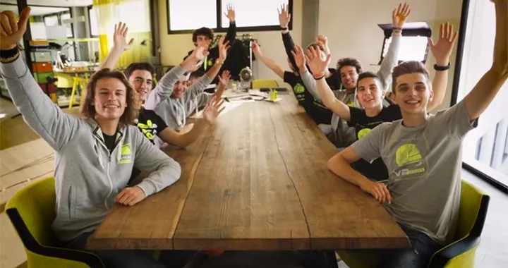 I piloti della VR46 Academy giocano con Valentino Rossi The Game [Video]