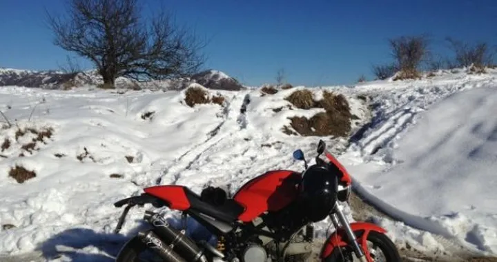 Foto del giorno: Ducati Monster S2R sulla neve