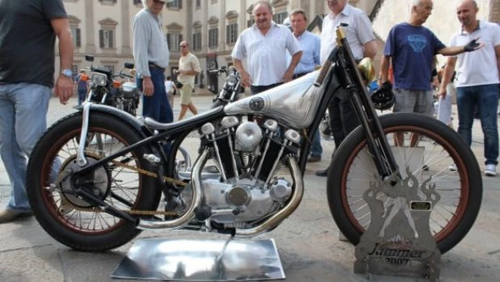 Le motociclette del '900 di scena in Piazza Duomo a Milano
