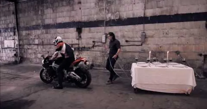 Aprilia RSV4: Tablecloth Trick.