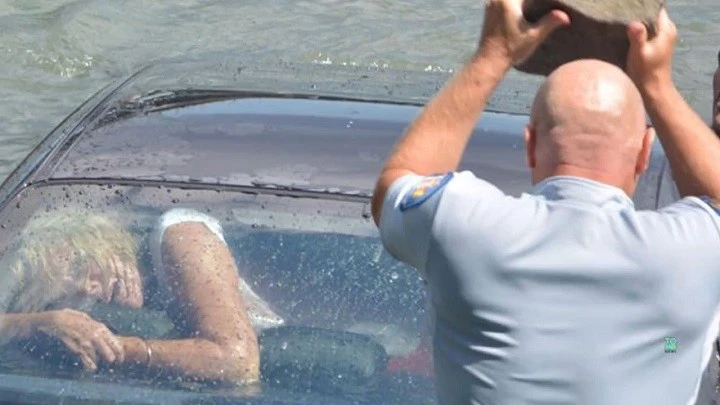 Cade in mare con la BMW, la salvano rompendo il lunotto posteriore [Video]
