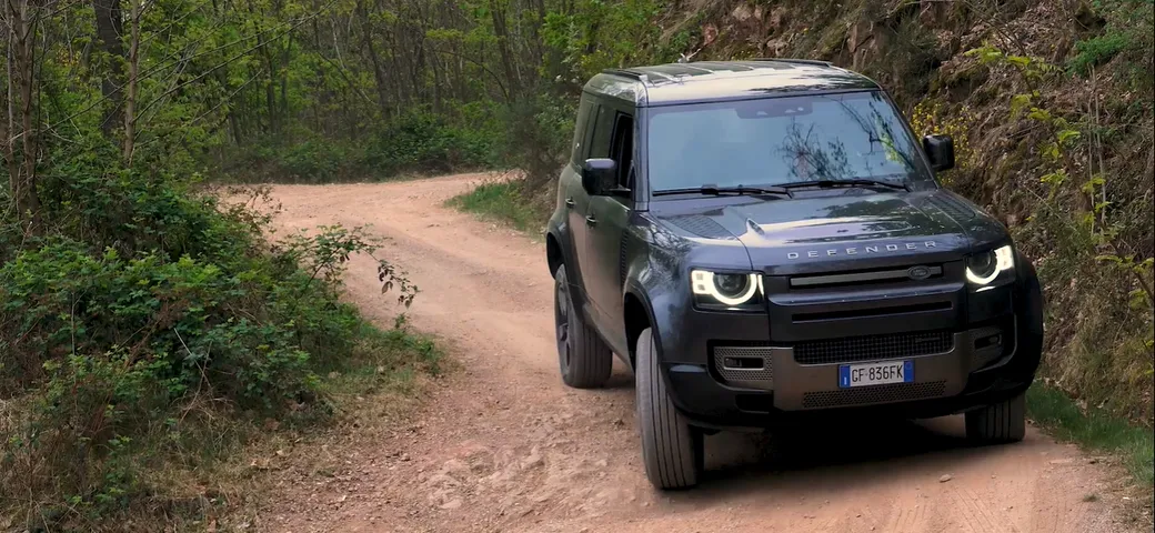 Land Rover Defender P400e: prova su strada