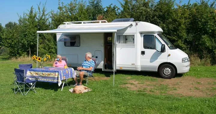A metà mese avevano già finito la pensione: da tre anni vivono in un Ducato di 27 anni