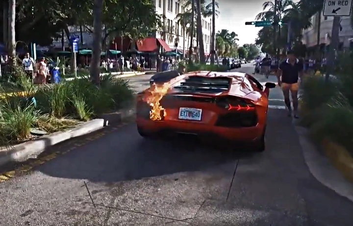A fuoco una Lamborghini per le vie di Miami [Video]