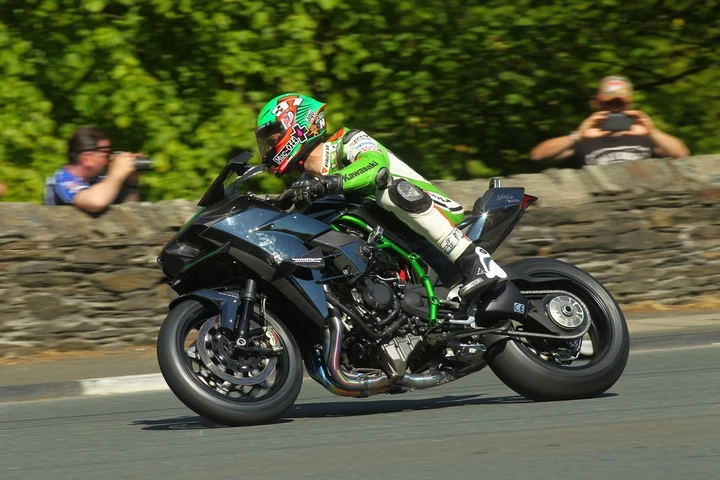 Isola di Man: nuovo record (331 km/h) per la Kawasaki Ninja H2R [Video]