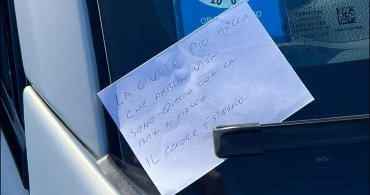 Un biglietto d'amore per l'auto parcheggiata accanto: "È stupenda"