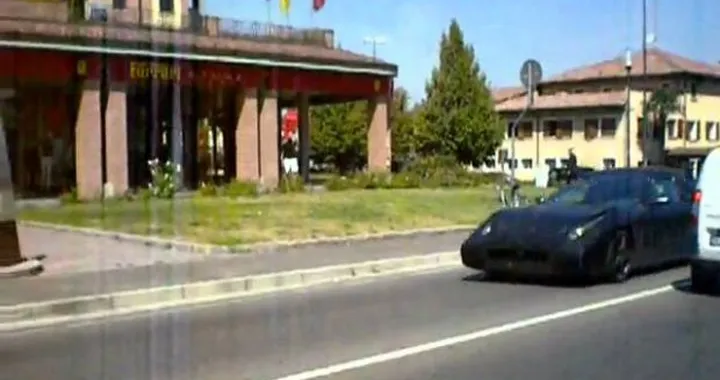 Ferrari: video spia di un misterioso muletto