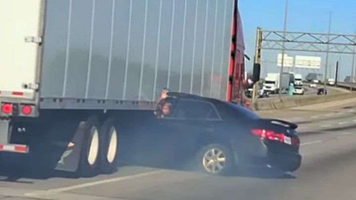 Incidente shock: l'auto è incastrata sotto un TIR, che non si ferma [Video]