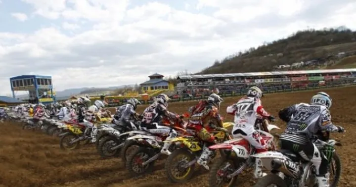Motocross: prima gara mondiale in Bulgaria con la vittoria di Desalle. Tony Cairoli è solo nono con un ginocchio infortunato