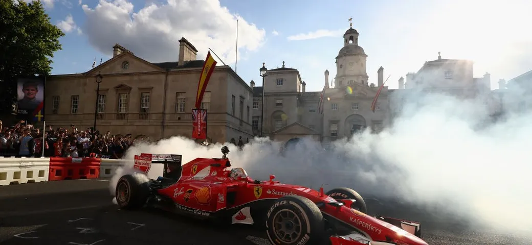 F1 Milano Festival: Vettel contro le barriere durante l’esibizione [VIDEO]