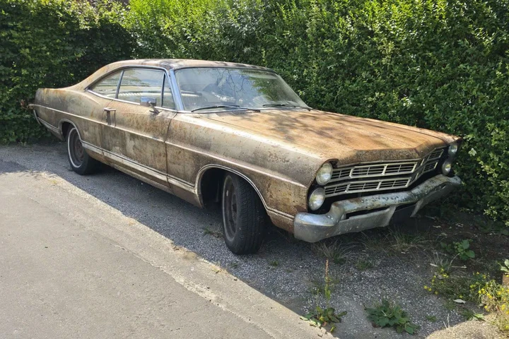 Questa Ford Galaxie del 1967 sembra rovinata apposta, ma la verità è un’altra