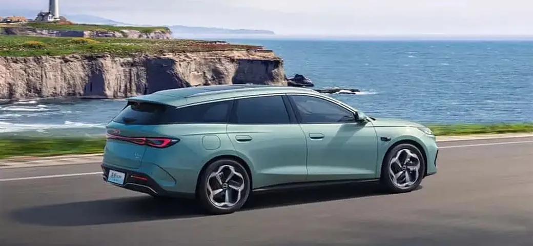 BYD Seal 6 DM-i Touring: debutta la SW da 1.505 km di autonomia