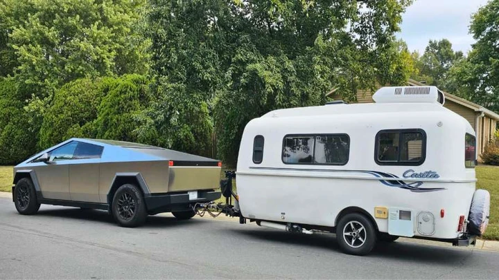 Tesla Cybertruck, il rimorchio manda in tilt le luci: colpa di 36 lampadine