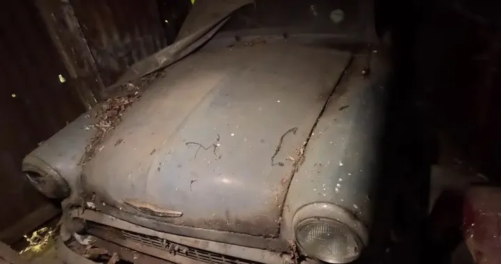 Entra in una proprietà abbandonata e trova fienili pieni di auto d’epoca