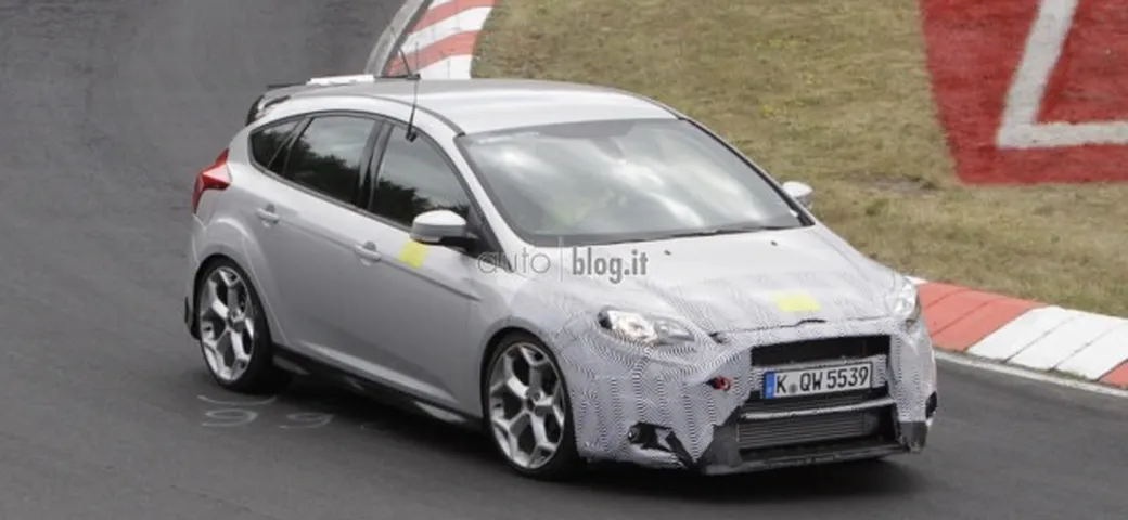 Ford Focus RS: foto spia al Nurburgring