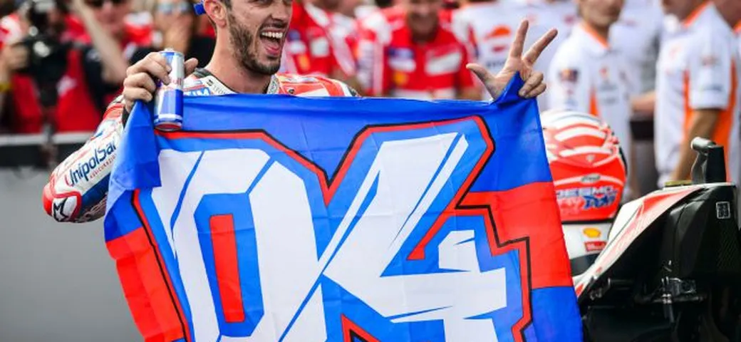 Pagelle MotoGP, festa rossa. La “sberla” del Dovi-tris non frena Marquez verso il mondiale. Arranca Rossi