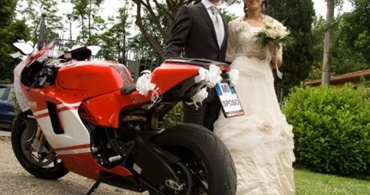 Foto del giorno: tra moglie e marito... una Ducati!