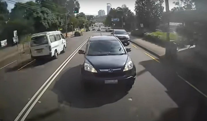 Honda CR-V provoca incidente multiplo e finisce sul palo [Video]