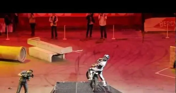Christophe Bruand esegue il primo back-flip su moto elettrica /video