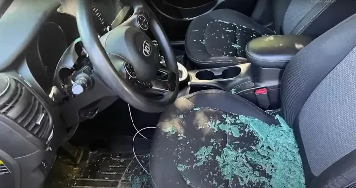 Rubano una Kia con il trucco diventato virale su TikTok, poi saltano dall'auto in corsa