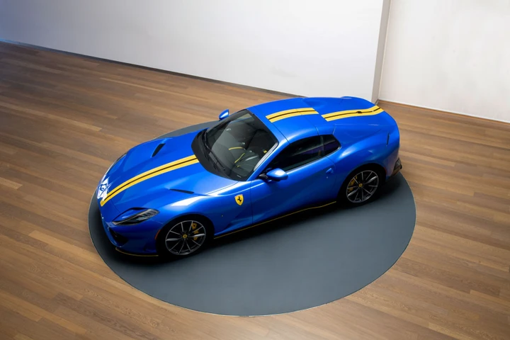 Ferrari 812 GTS vestita da Tailor Made con richiami a una 250 GTO