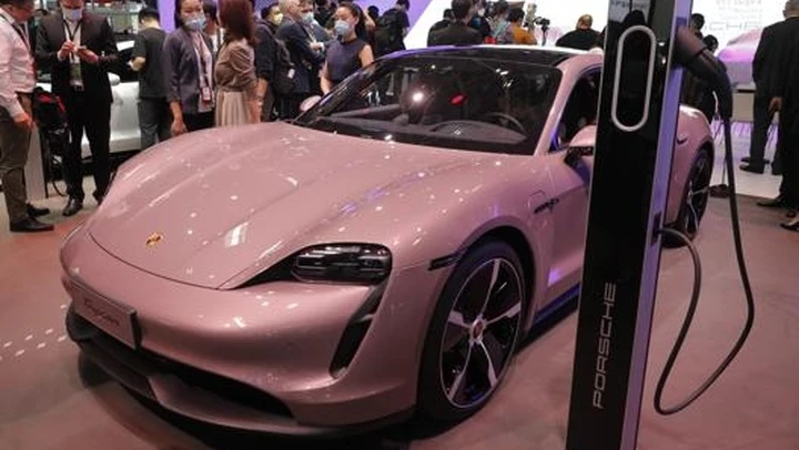 Porsche dice addio alla seconda fabbrica di batterie: disastro BEV