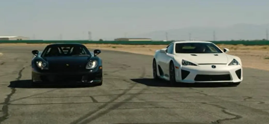 Porsche Carrera GT vs Lexus LFA: che sound nella drag race [Video]