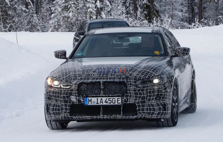 BMW i4 EV: le foto spia
