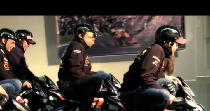 Gara di minimoto tra i piloti Repsol /video
