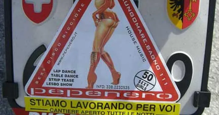 Foto del giorno: copri targa sexy!