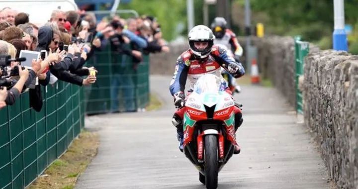 TT 2014: Michael Dunlop firma il tris nella Supersport 2