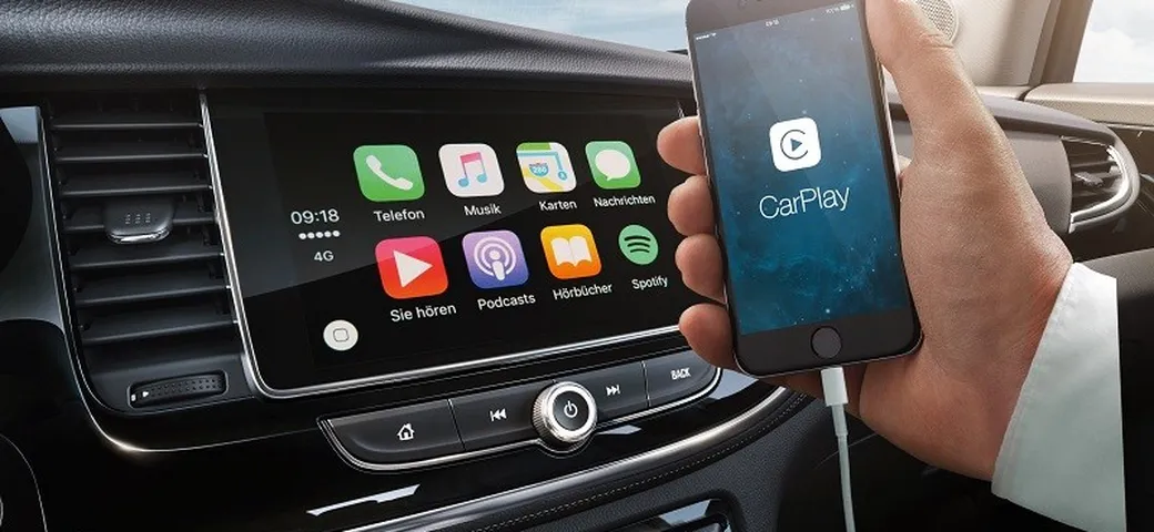 Opel integra Waze e Google Maps in Apple CarPlay
