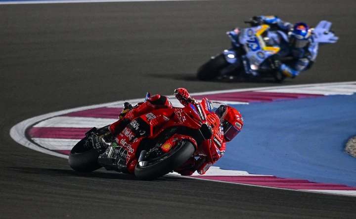MotoGP Qatar 2025: Marc Márquez trionfa in una gara mozzafiato