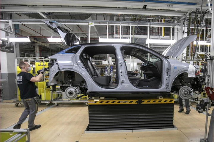 Auto elettriche, la Francia è lontana dall'obiettivo: produzione ferma a un terzo