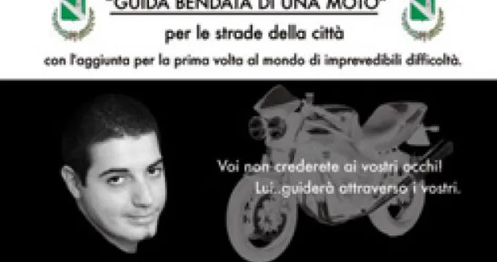 Folle esperimento a Caserta di Andrew Phoenix: 5 Km in moto perfettamente bendato