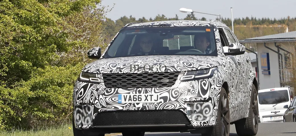Range Rover Velar SVR: prime foto spia